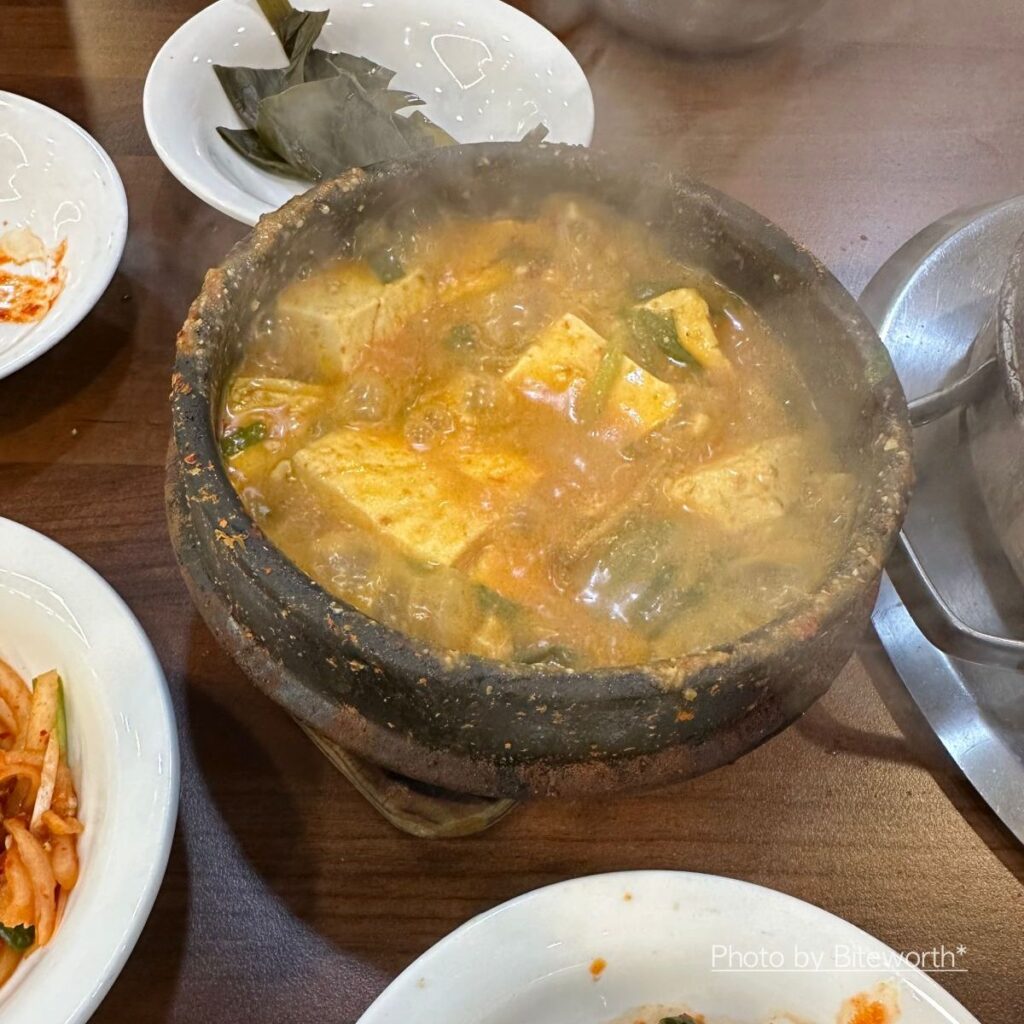 김이 나도록 끓는 된장찌개